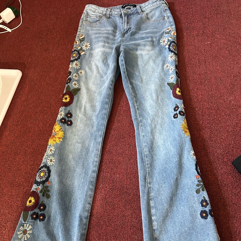 Embroidered light wash jeans